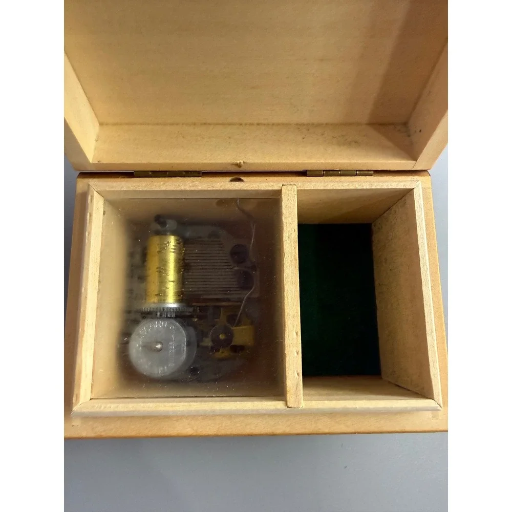 Swiss Music Box Little Green Apples‎ Musical Keepsake Vintage Wooden Collectible